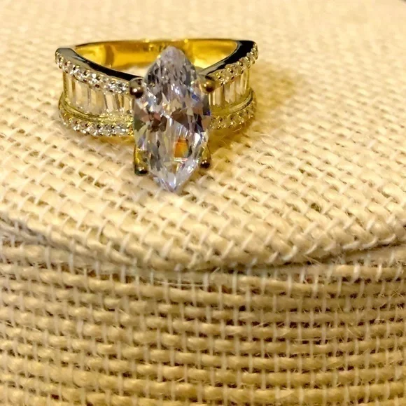 NIB Cubic Zirconia Marquise Engagement Ring Set - Picture 2 of 6